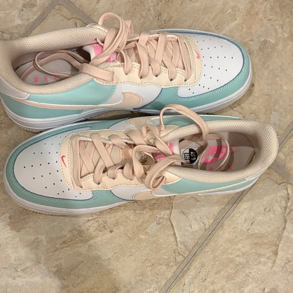 Nike Emerald Guava Ice Nike Boys size 6.5 Sneakers - Picture 4 of 16